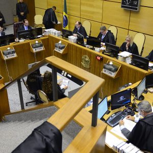 Herdeiro que paga aluguel pelo uso exclusivo de imóvel antes da partilha não arca sozinho com IPTU